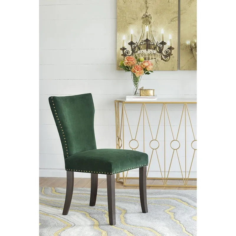 Sedie da pranzo senza braccioli in velluto verde con borchie dorate e gambe in legno, set da 2