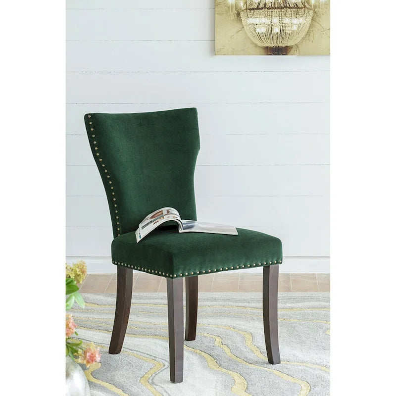 Sedie da pranzo senza braccioli in velluto verde con borchie dorate e gambe in legno, set da 2