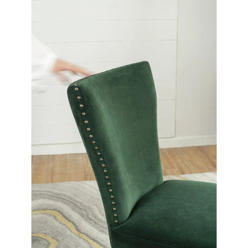 Sedie da pranzo senza braccioli in velluto verde con borchie dorate e gambe in legno, set da 2