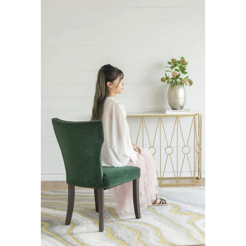 Sedie da pranzo senza braccioli in velluto verde con borchie dorate e gambe in legno, set da 2