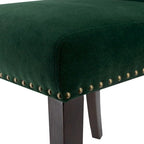Sedie da pranzo senza braccioli in velluto verde con borchie dorate e gambe in legno, set da 2