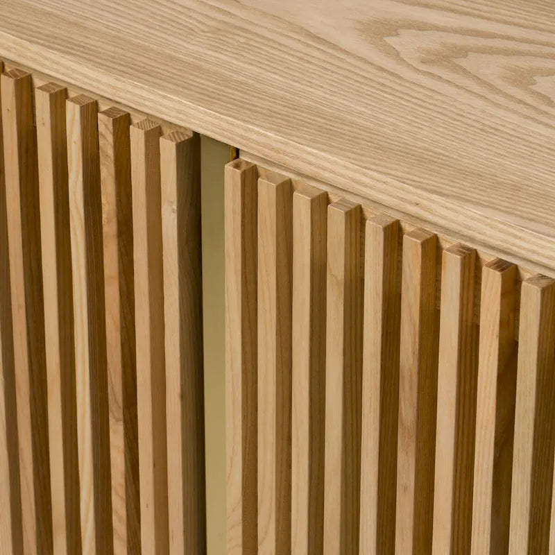 Madia in legno di frassino color beige naturale con gambe dorate, stile a 4 ante
